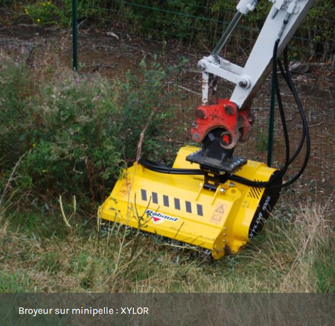 Broyeur sur minipelle Xylor Rabaud distribué par Agrijoub